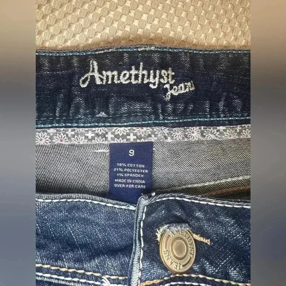 ✨Amethyst 9 low rise mini jeanShorts VTG Embroidered contrast stitch DenimY2K - Picture 3 of 8